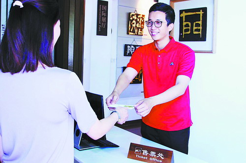 1505010143628569.jpg 票务人员换上新款Polo衫,胸前标有鼓浪屿世界文化遗产logo。.jpg