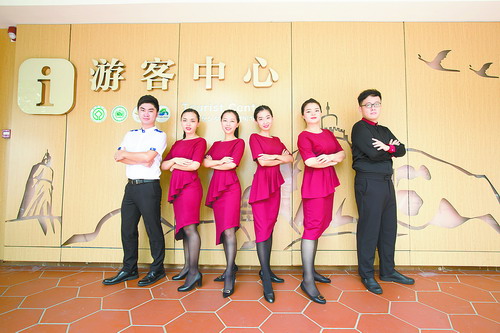 1505010116332097.jpg 游客中心的文化使者身穿酒红款新制服。.jpg