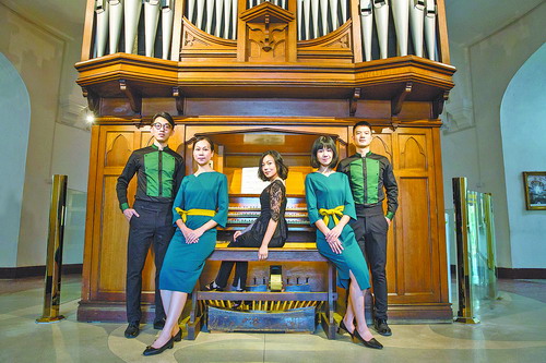 1505010155207066.jpg 风琴博物馆馆长方思特(中)和身穿墨绿款新制服的风琴博物馆文化使者们。.jpg