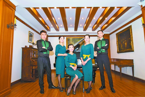 1505010130642810.jpg 钢琴博物馆和风琴博物馆的文化使者身着墨绿款新制服。.jpg