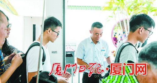在菽庄花园正门口，票务员热情接待游客。.jpg