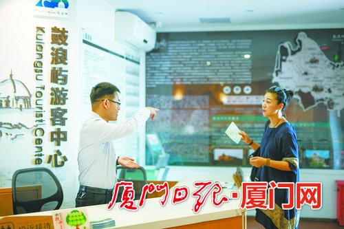 在三丘田游客中心，讲解员正热情地为游客答疑解惑。.jpg